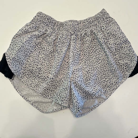 LULULEMON - PLAY OFF THE PLEAT - SPECKLED SHORT / Size 4 / 4” Inseam - Picture 2 of 4